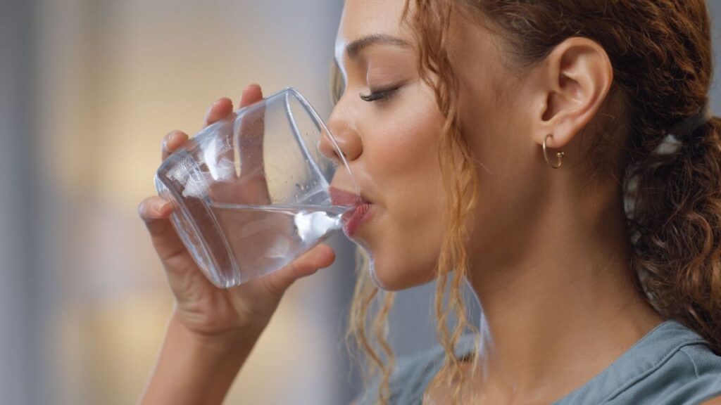 benefícios de beber água
