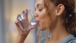 benefícios de beber água
