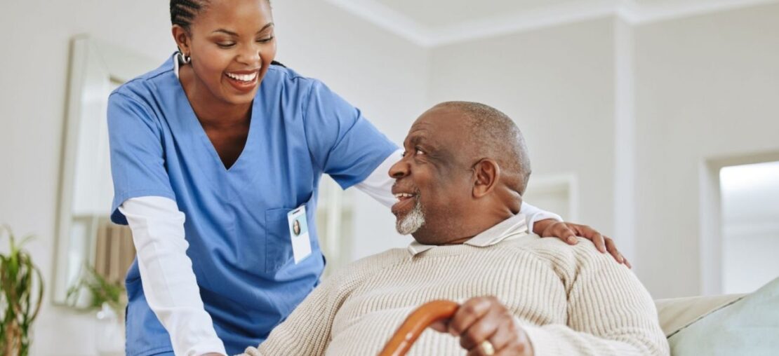 médica geriatra ajudando paciente idoso