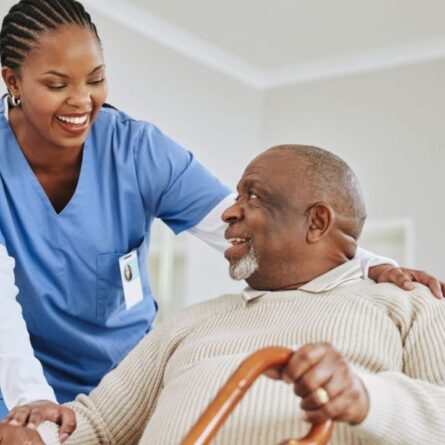 médica geriatra ajudando paciente idoso