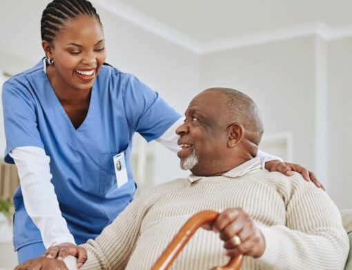 médica geriatra ajudando paciente idoso