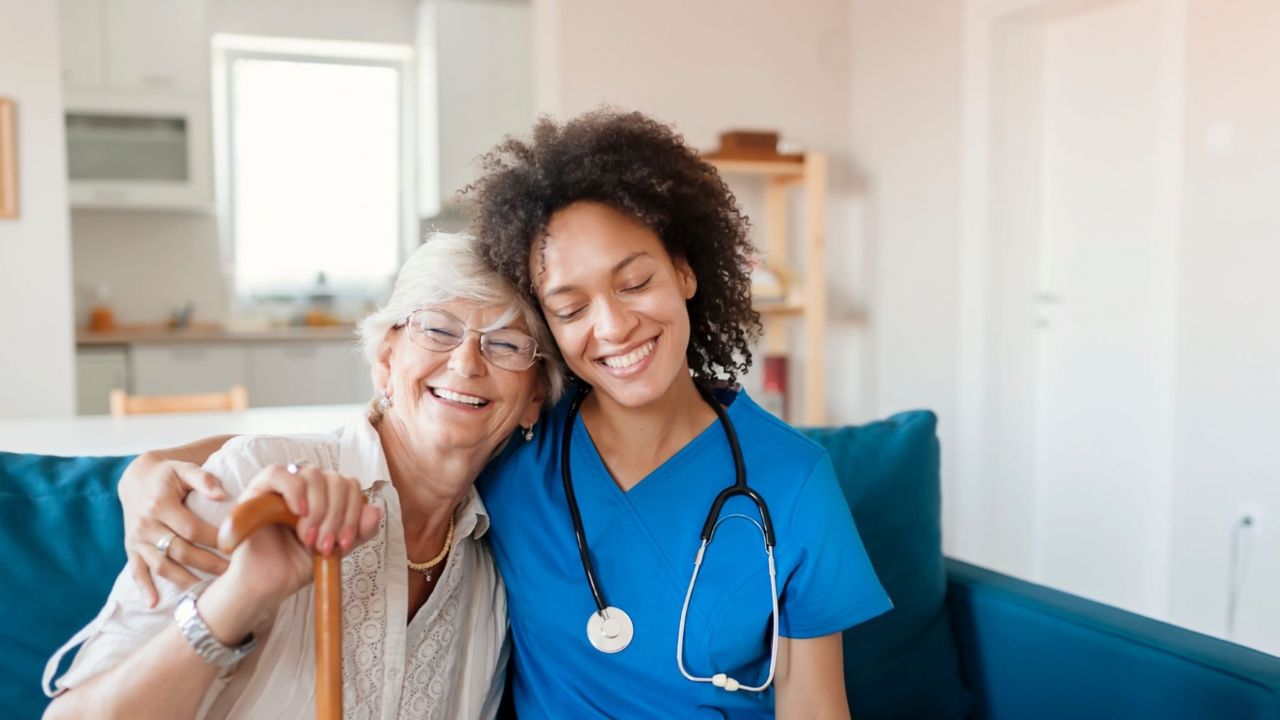 paciente idosa abraçando sua médica geriatra