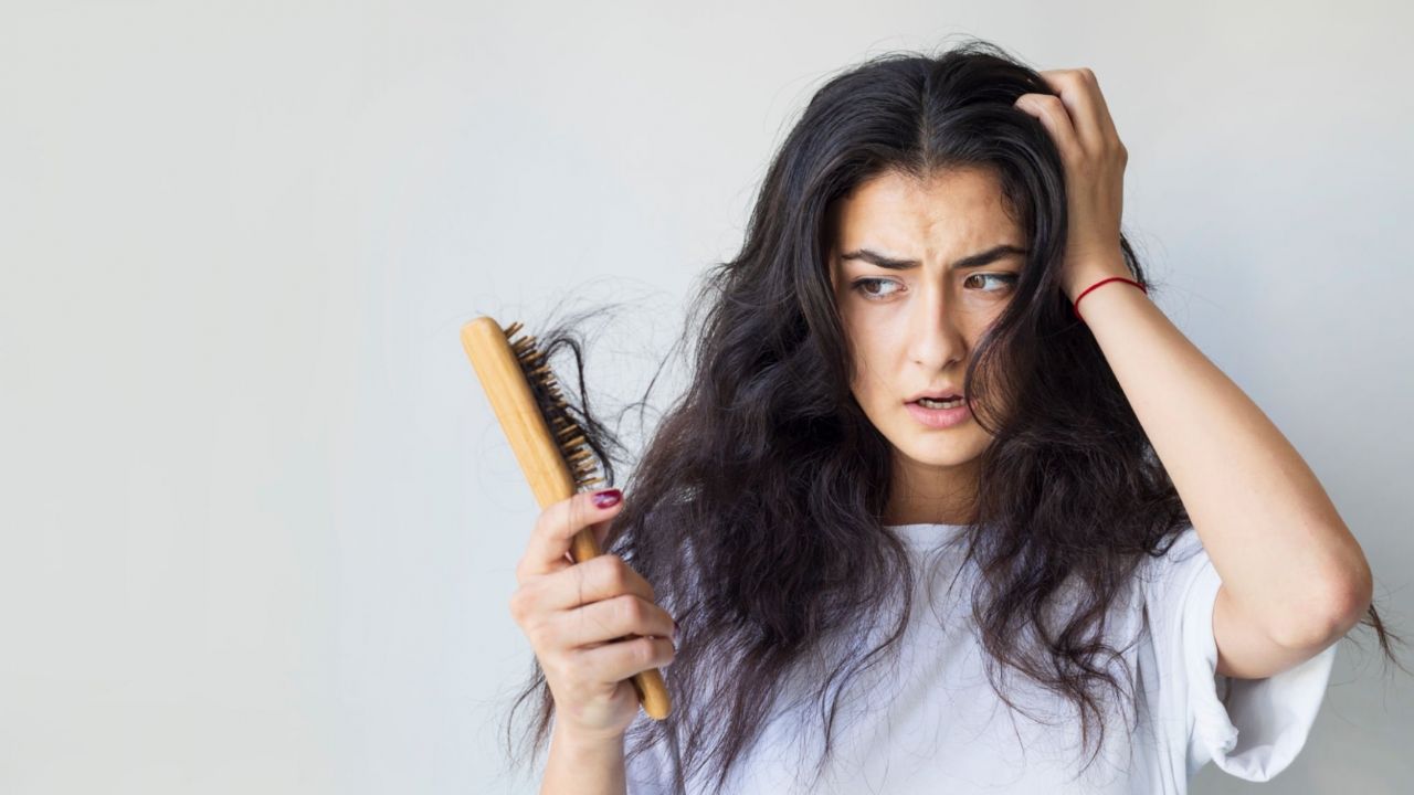 11 dicas de como tratar o cabelo caindo