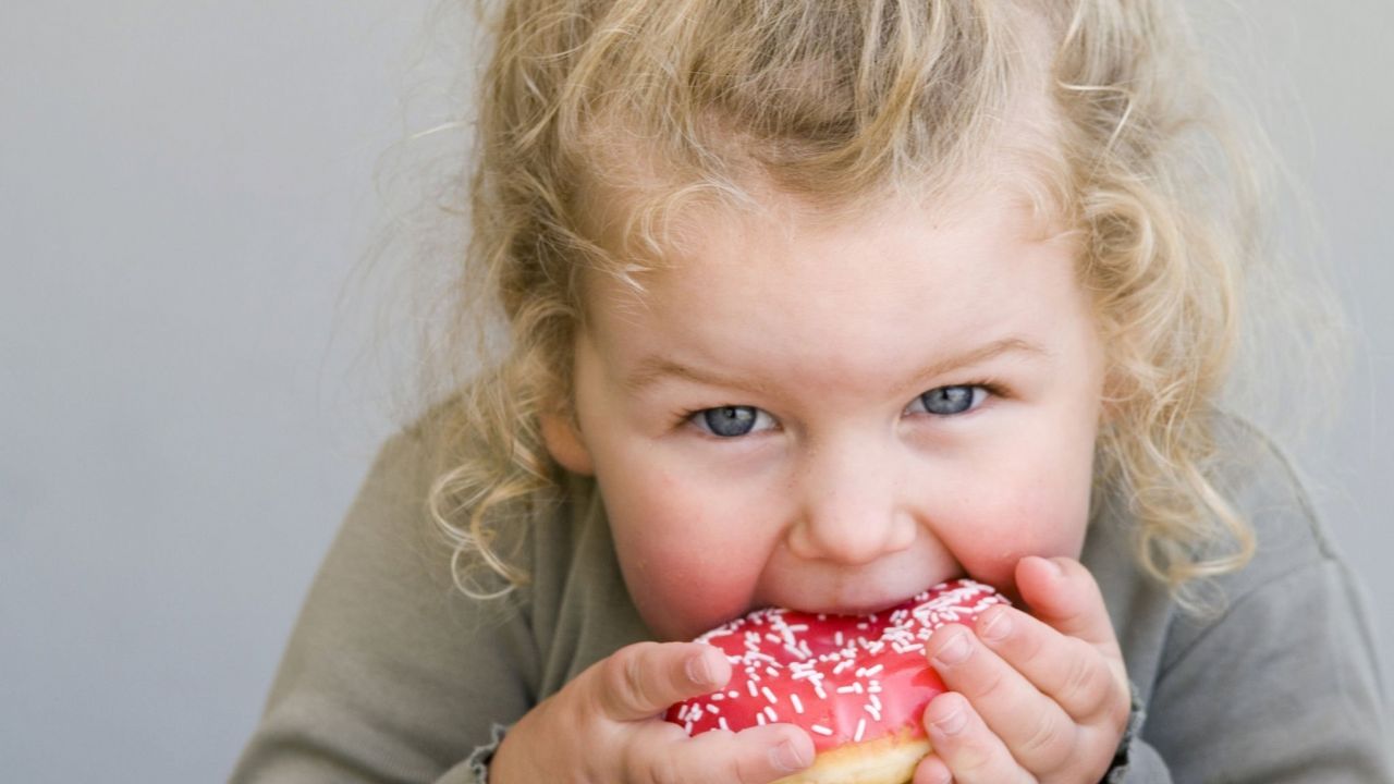 o que causa a obesidade infantil