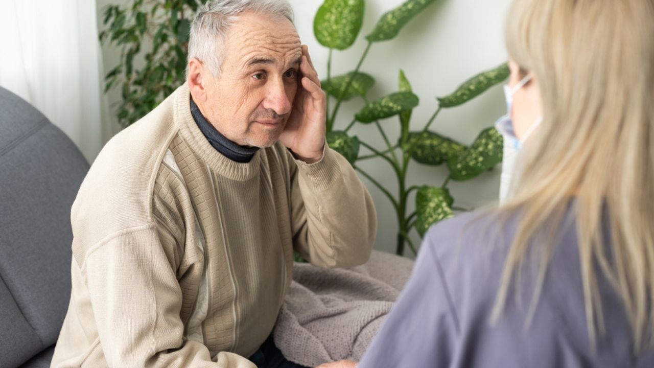 paciente idoso conversando com geriatra durante consulta