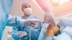 cirurgião realizando cirurgia ortopédica