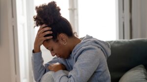 mulher demonstrando sintomas de doenças psicológicas