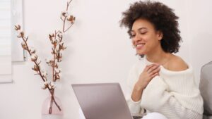 paciente conversando com psicóloga durante sessão de terapia