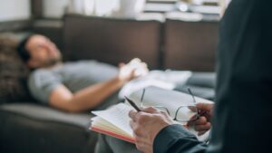 terapeuta realizando um dos tipos de terapia