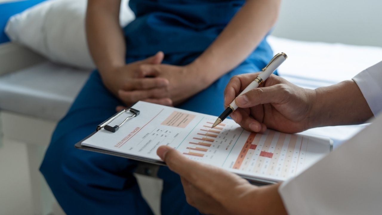 homem consultando para prevenir o câncer de próstata