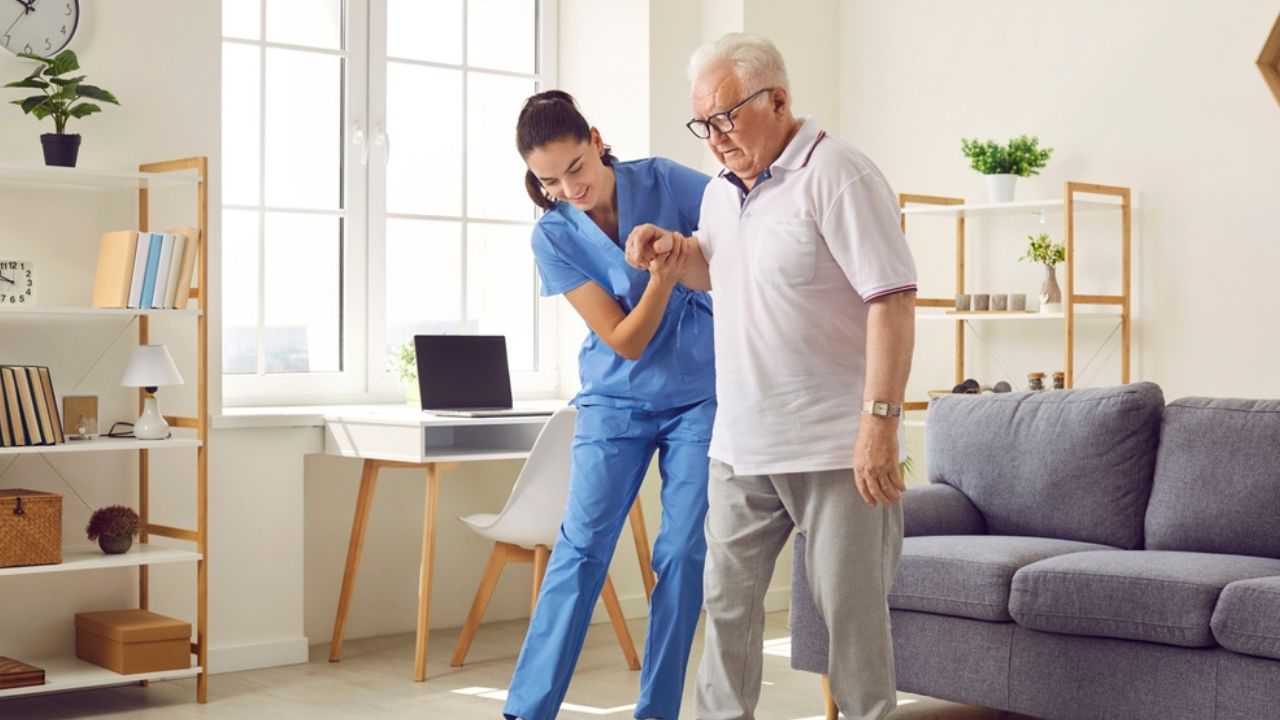 geriatra trabalhando na reabilitação do idoso