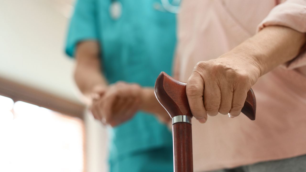 idoso recebendo cuidados da geriatria