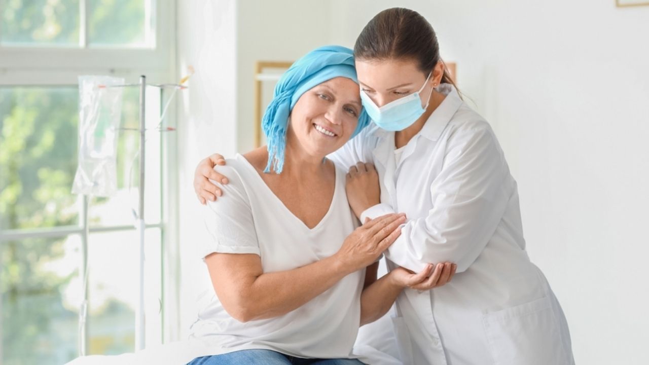 paciente recebendo ajuda de oncologista