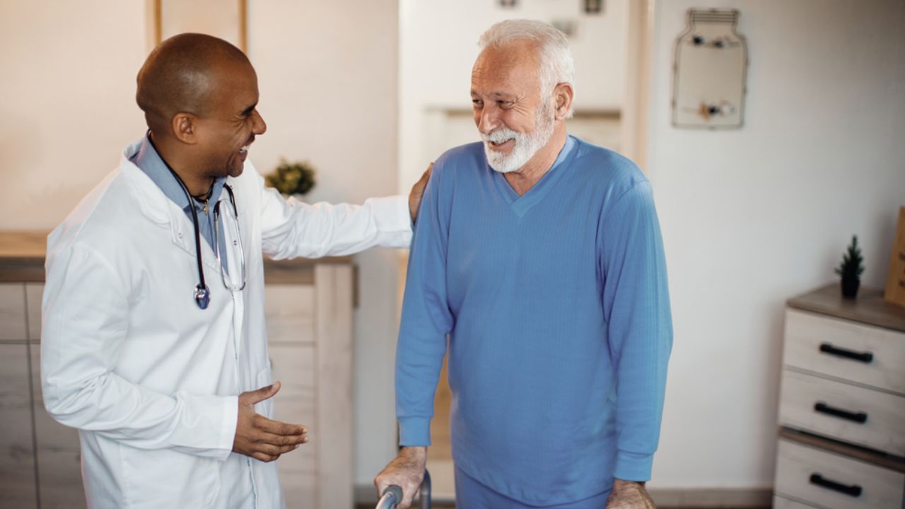 paciente idoso durante consulta com médico geriatra