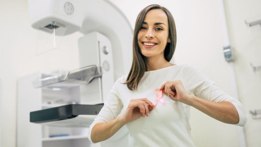 mulher apoiando a prevenção do câncer de mama ao realizar exame de mamografia
