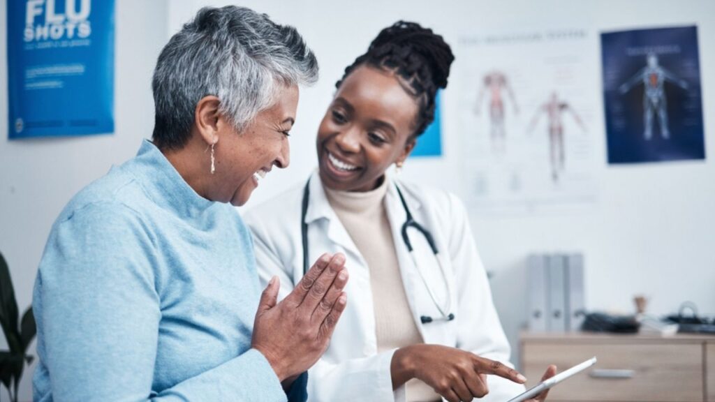 mulher idosa consultando com médica geriatra depois de se perguntar "conde encontrar geriatra perto de mim?"