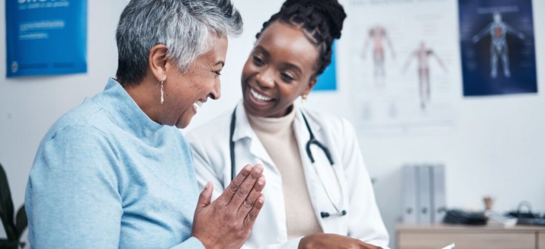 mulher idosa consultando com médica geriatra depois de se perguntar "conde encontrar geriatra perto de mim?"