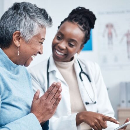 mulher idosa consultando com médica geriatra depois de se perguntar "conde encontrar geriatra perto de mim?"