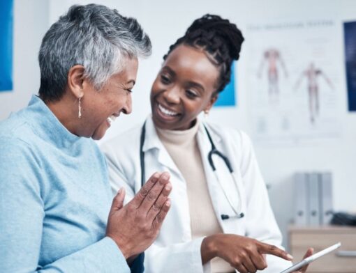 mulher idosa consultando com médica geriatra depois de se perguntar "conde encontrar geriatra perto de mim?"