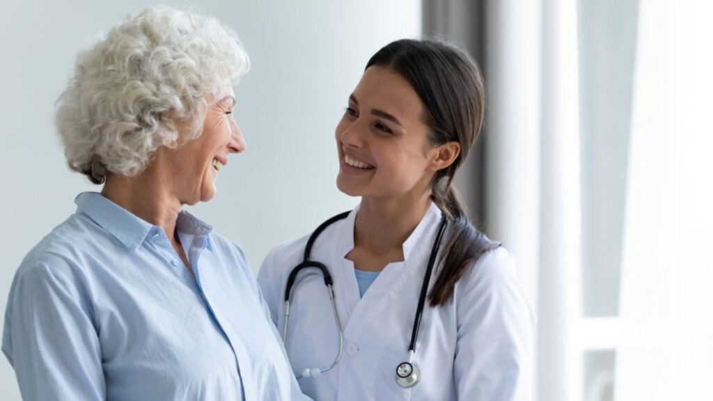 mulher idosa descobrindo o que é geriatria