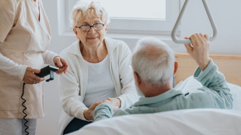 geriatra consultando pacientes idosos