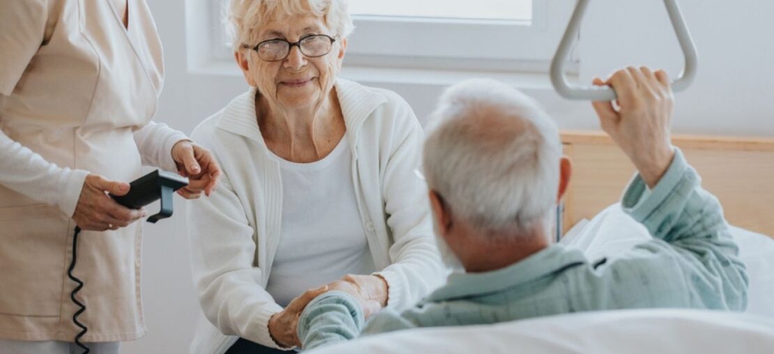 geriatra consultando pacientes idosos