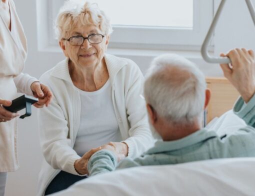 geriatra consultando pacientes idosos