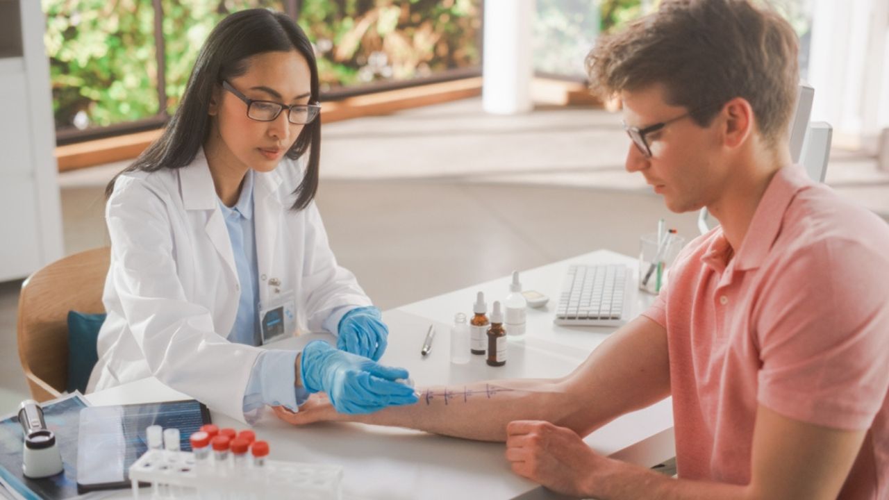 médica alergologista fazendo teste de alergologia 