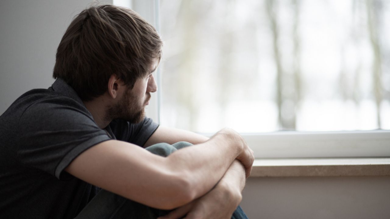 homem refletindo sobre o que é transtorno de personalidade