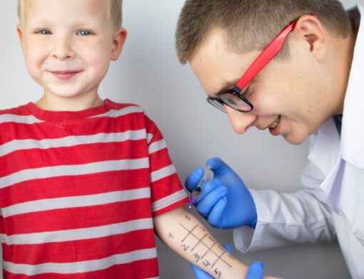 médico alergologista avaliando paciente criança