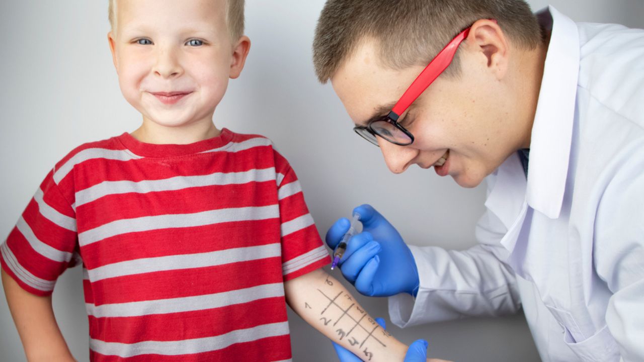 médico alergologista avaliando paciente criança