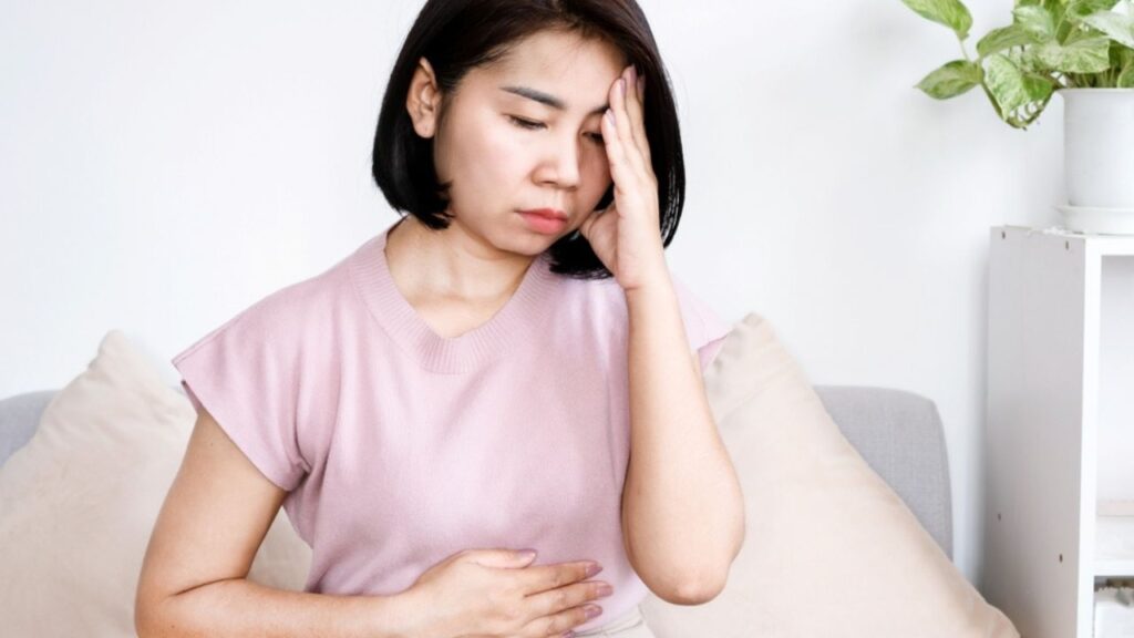 mulher com sintomas de doença psicossomática