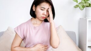 mulher com sintomas de doença psicossomática