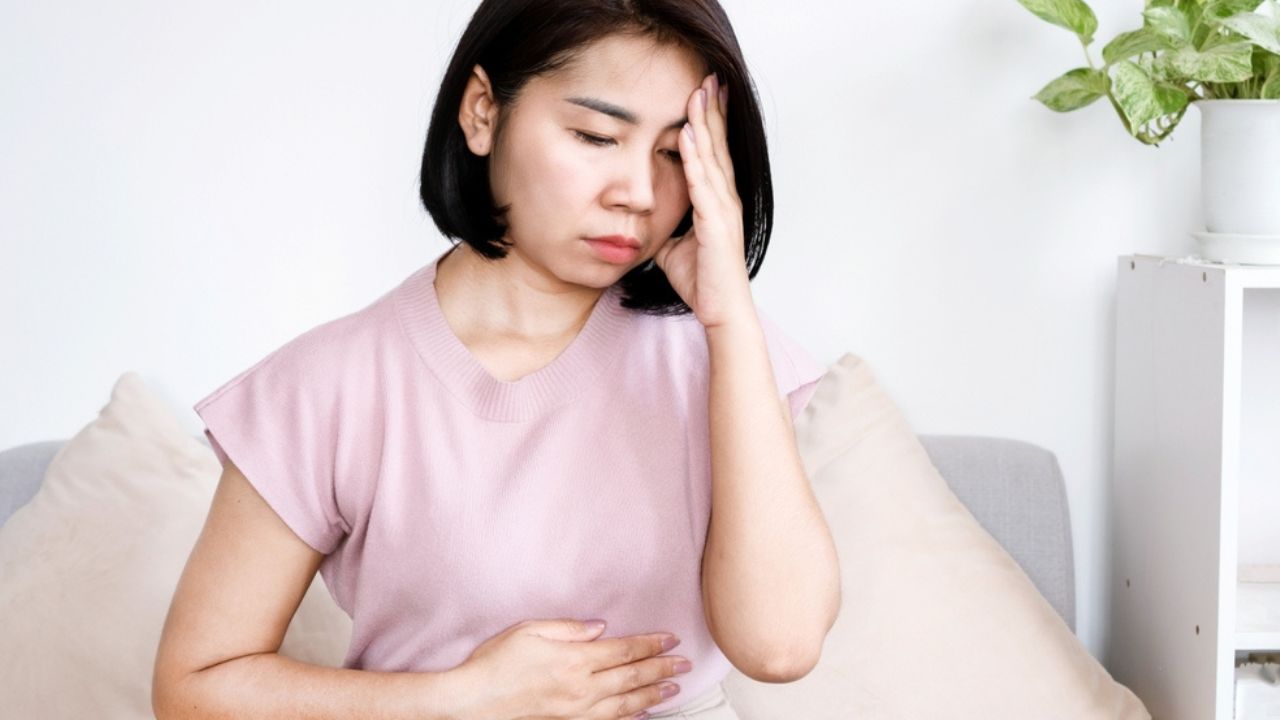 mulher com sintomas de doença psicossomática