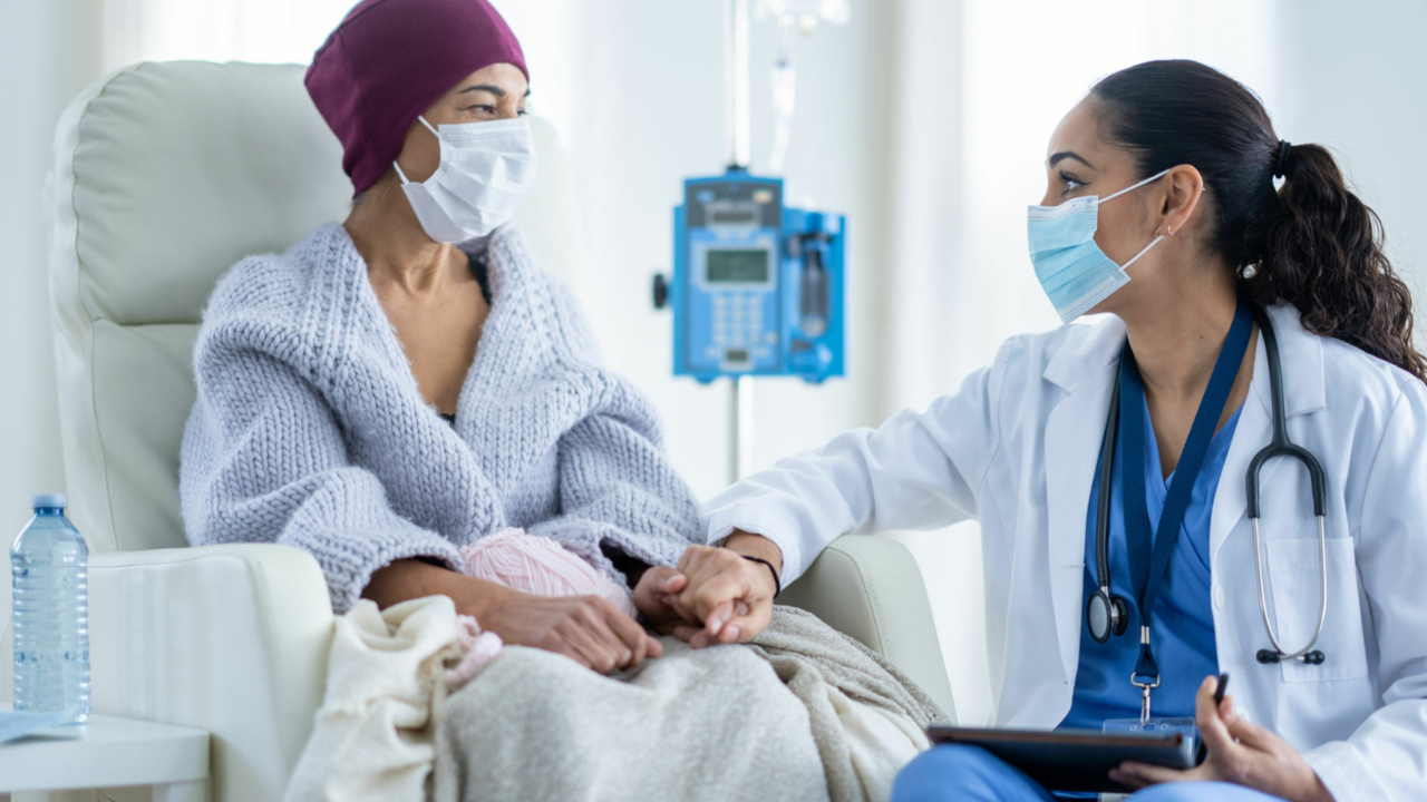Uma médica oncologista tratando uma paciente que apresenta um dos tipos de cancer.
