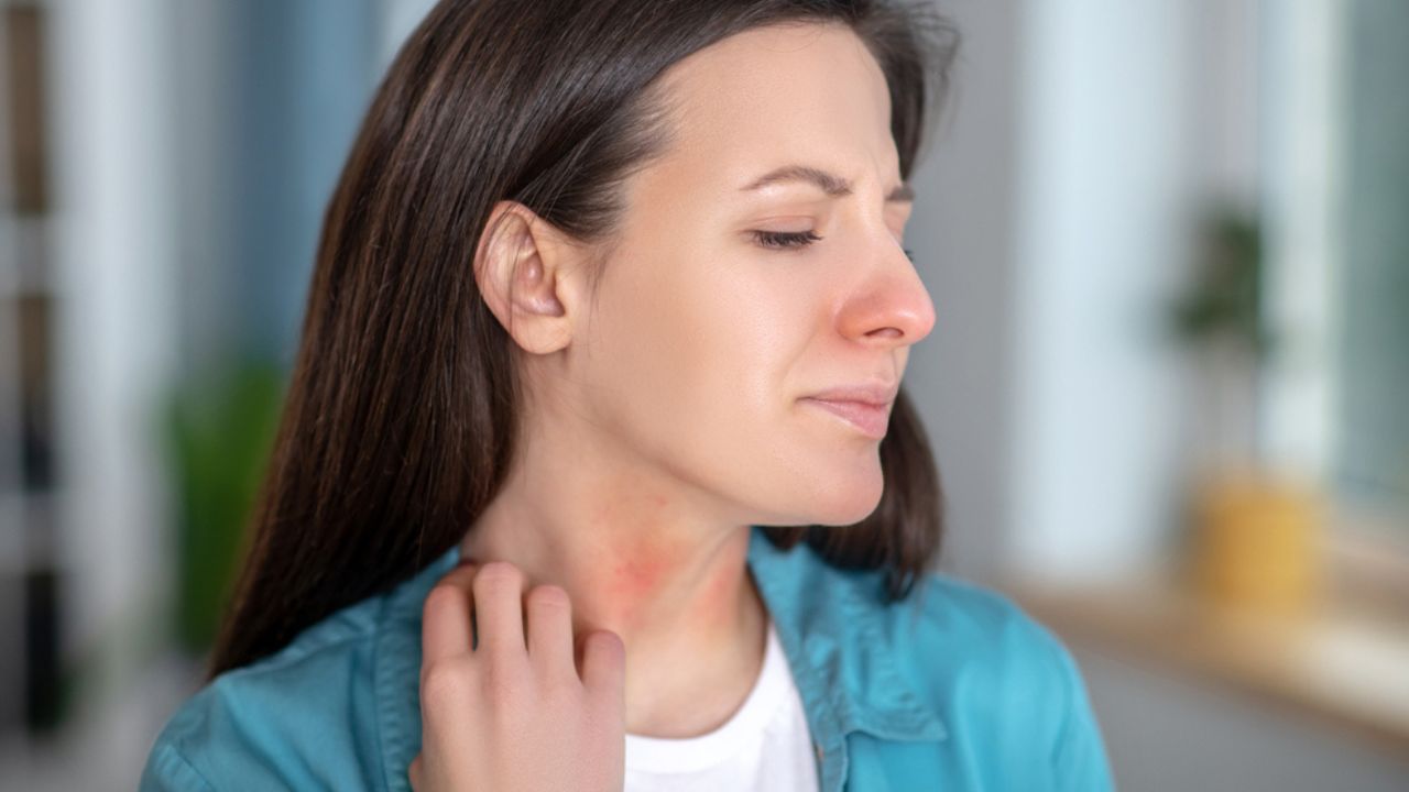 mulher com sintomas de dermatite pensando em ir até uma clínica de alergologia