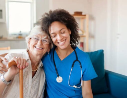 profissional de geriatria cuidando de mulher idosa