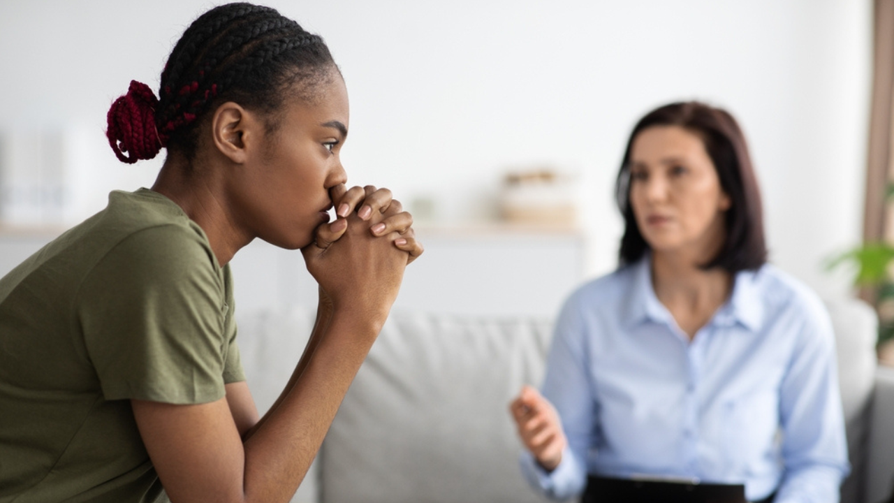 Uma jovem que sofre de traumas psicológicos na terapia