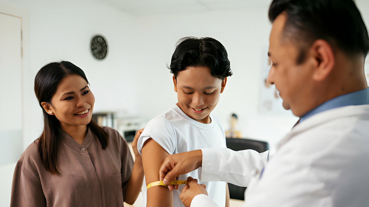 Um nutricionista realizando avaliação de medidas no braço de um paciente.