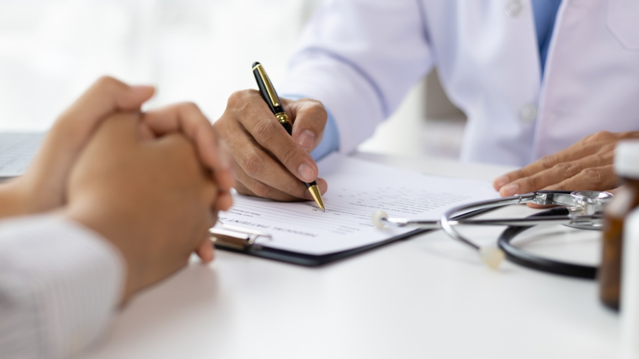 Um psiquiatra receitando medicamentos para paciente.