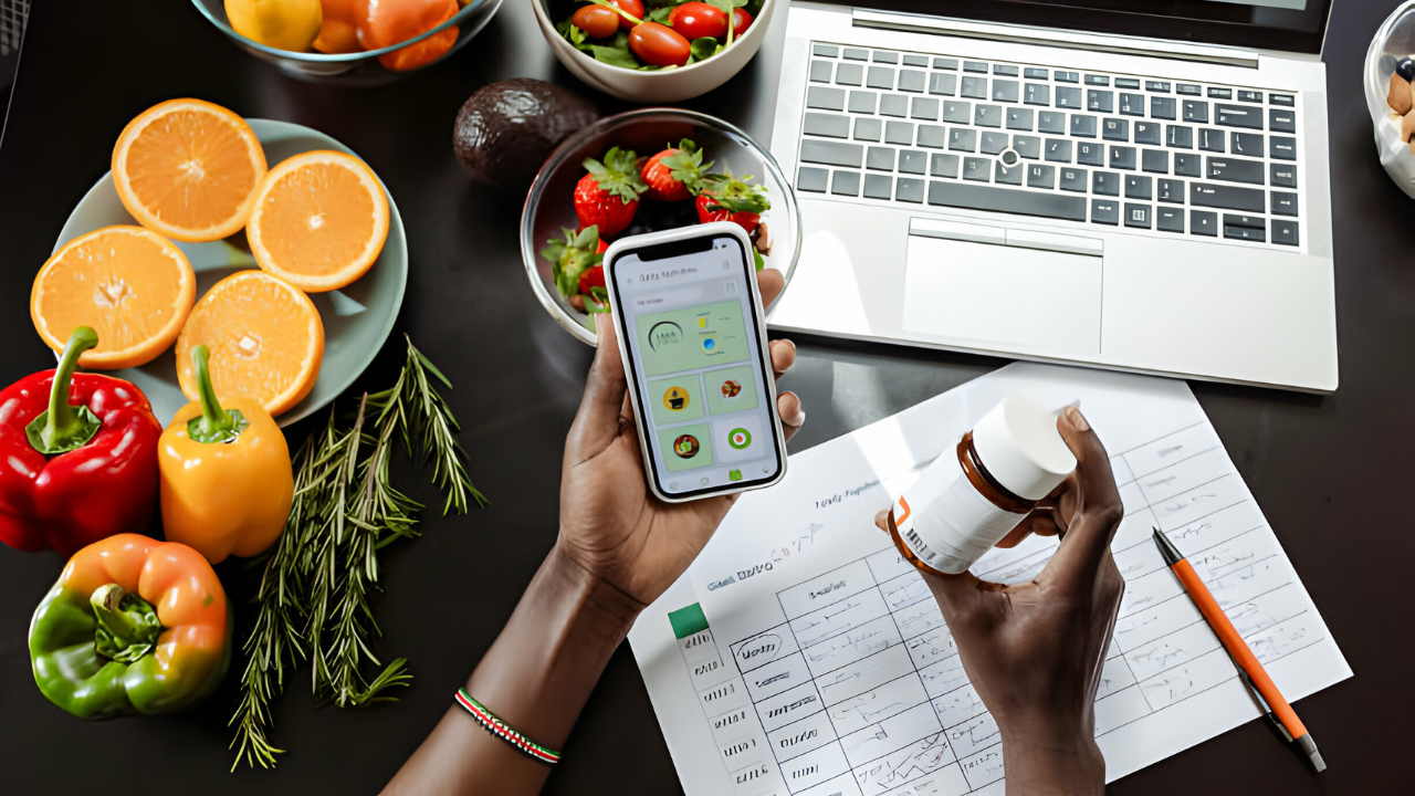 Uma nutricionista montando uma tabela com dieta de paciente.