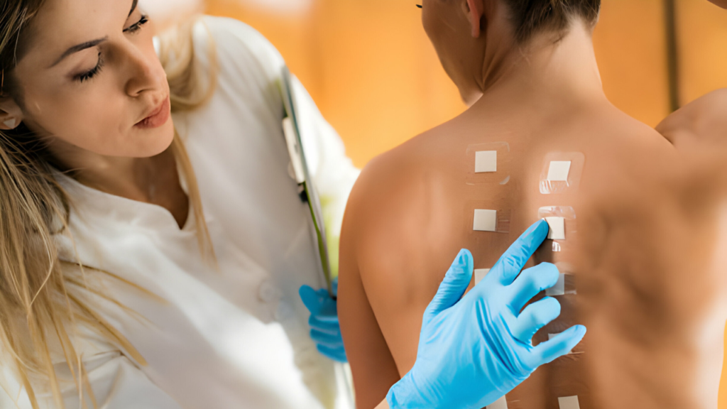 Uma profissional alergologista realizando teste cutâneo de contato em paciente.