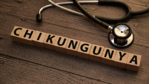 Blocos sob uma mesa formando a palavra "chikungunya", ao lado de um estetoscópio.