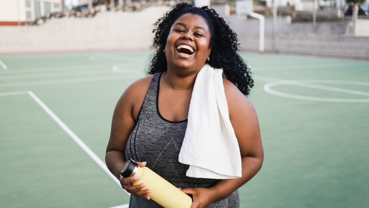 Uma jovem se exercitando para uma vida mais saudável e livre de cólicas menstruais.