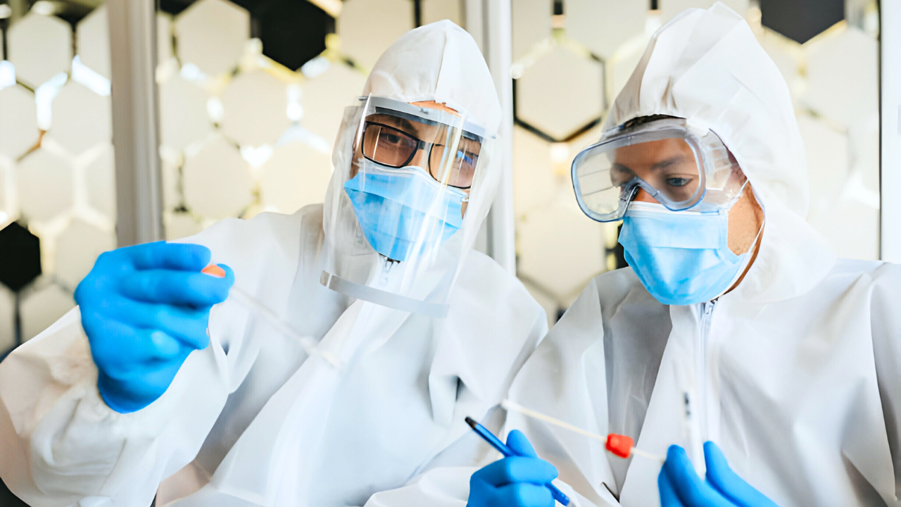 Infectologistas realizando análise de doença em laboratório.