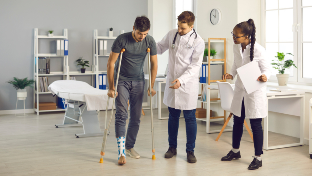 Dois ortopedistas realizando cuidados médicos em paciente. /o que é ortopedia