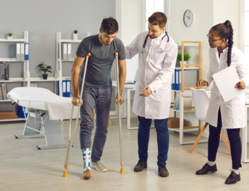 Dois ortopedistas realizando cuidados médicos em paciente. /o que é ortopedia