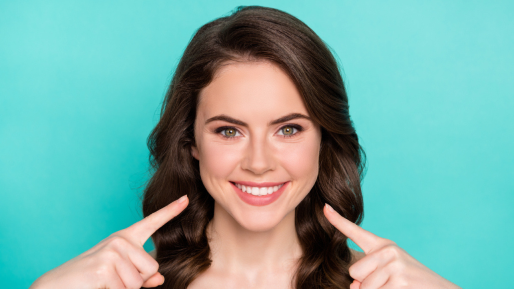 Uma jovem que realizou procedimento de clareamento dental caseiro