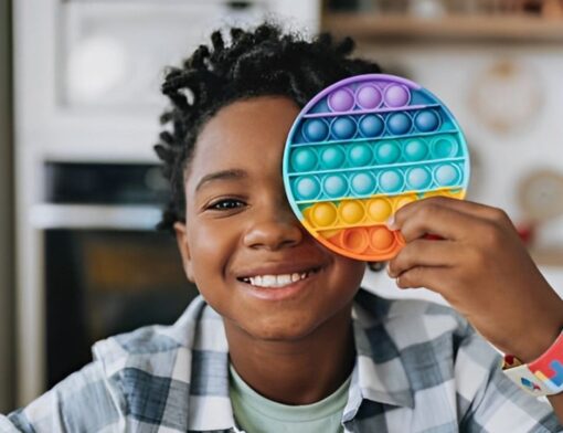 Menino com bracelete de identificação autista sorrindo