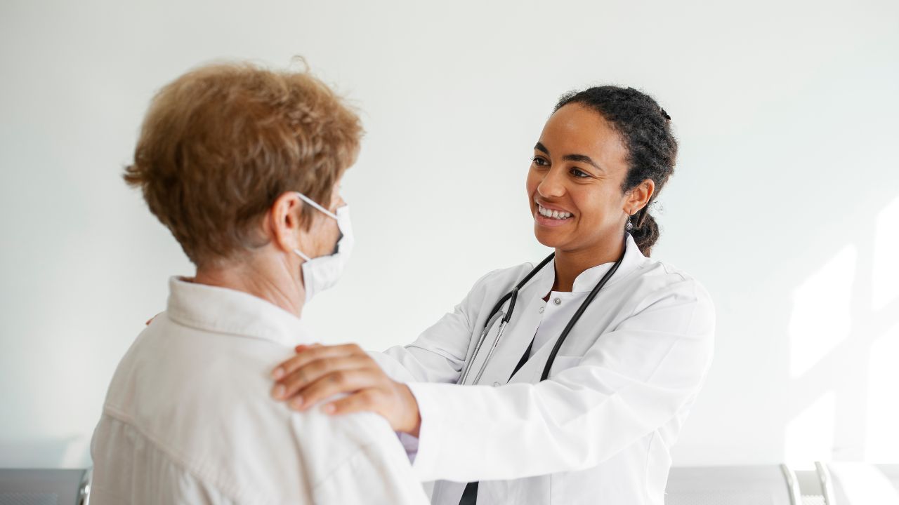 paciente e médica em clínica popular